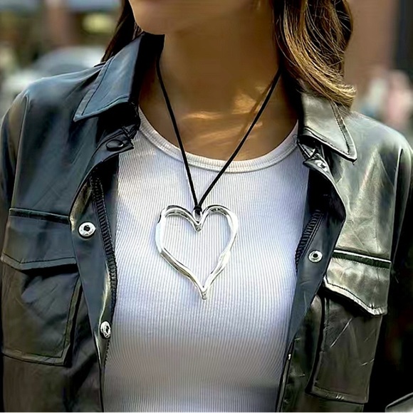 Vintage Silver Exaggerated Heart Bohemian Punk Statement Velvet Strap Necklace - Picture 1 of 5